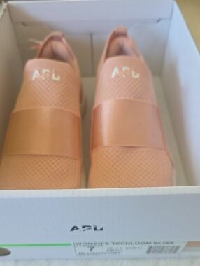 NWT APL techloom Bliss Light Pink Size 7